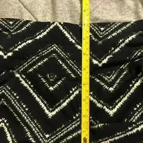 Athleta Relay Capri Leggings Zig Zag Mid Rise Small - Picture 11 of 11